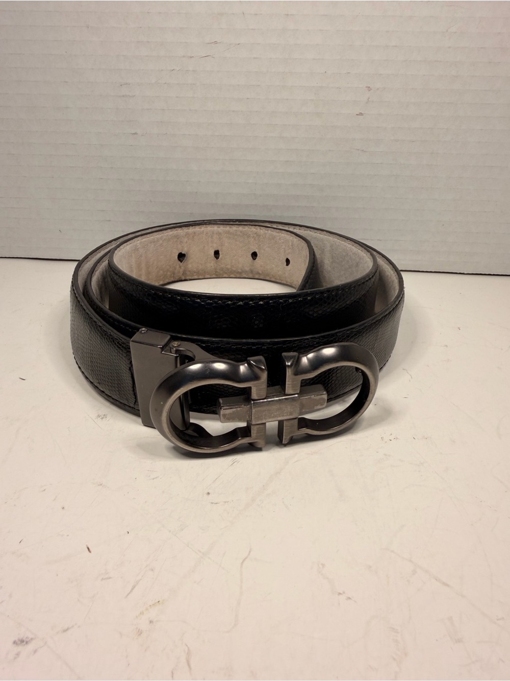 Marco Valentino Men's
Textured Leather Belt with G-Link Buckle 47 Inches